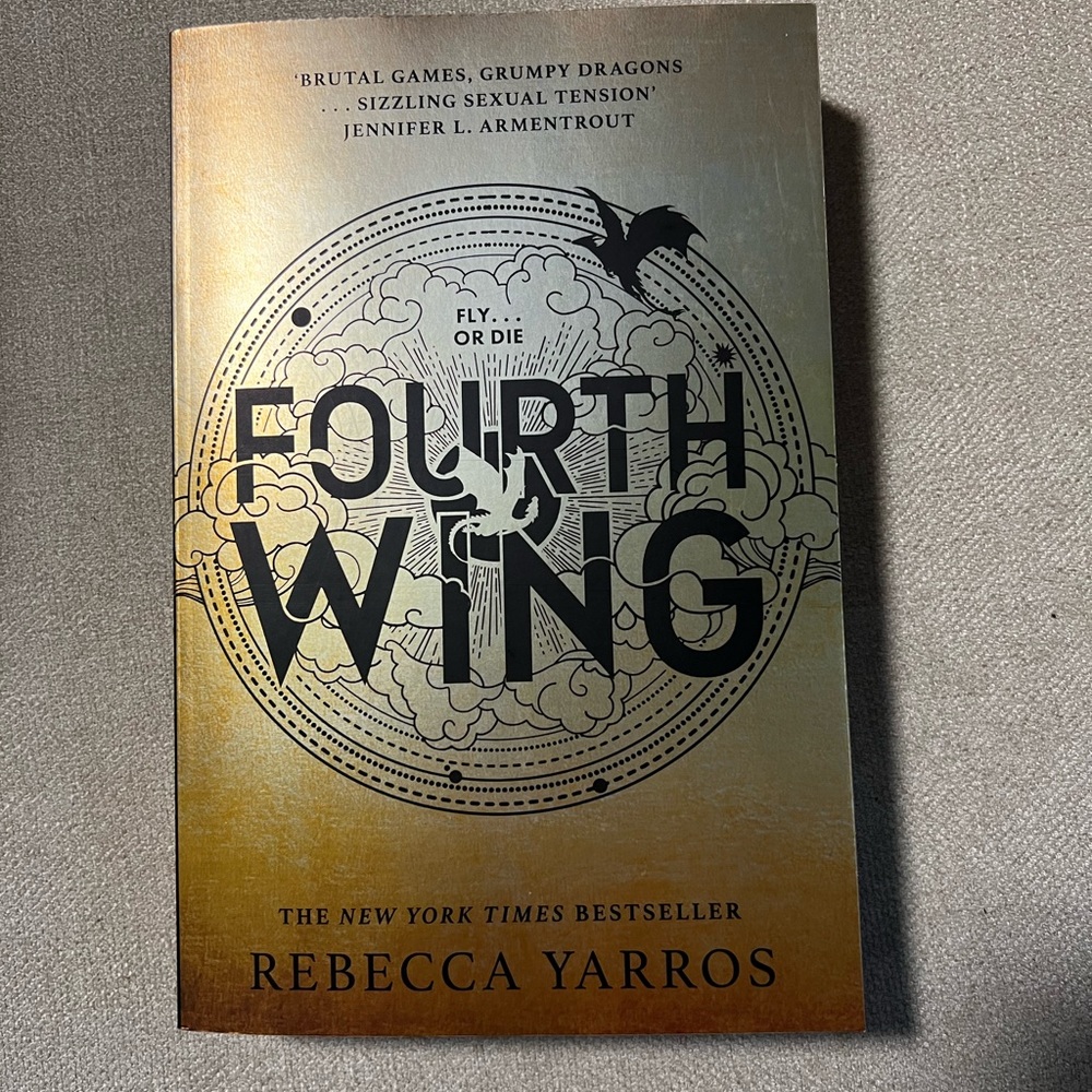 Fourth wing by Rebecca Yarros Paperback